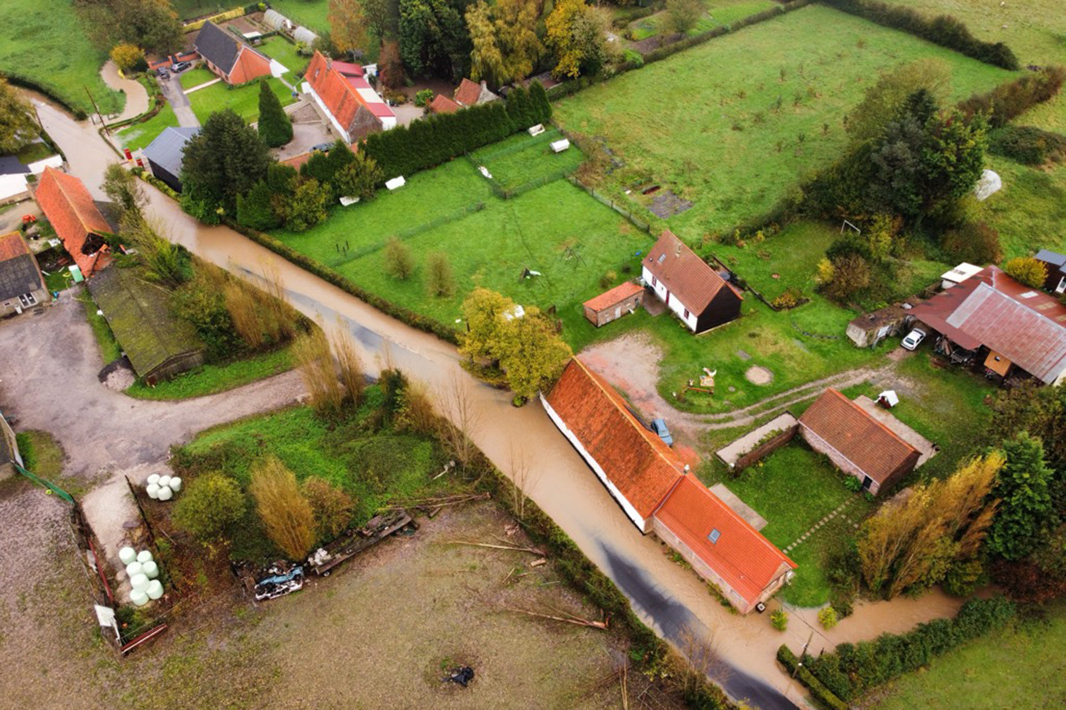 Vue aérienne d'une route inondée