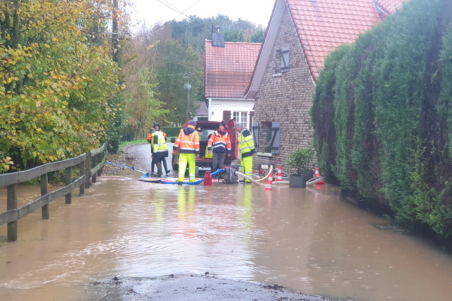 Agents sur une route inondée