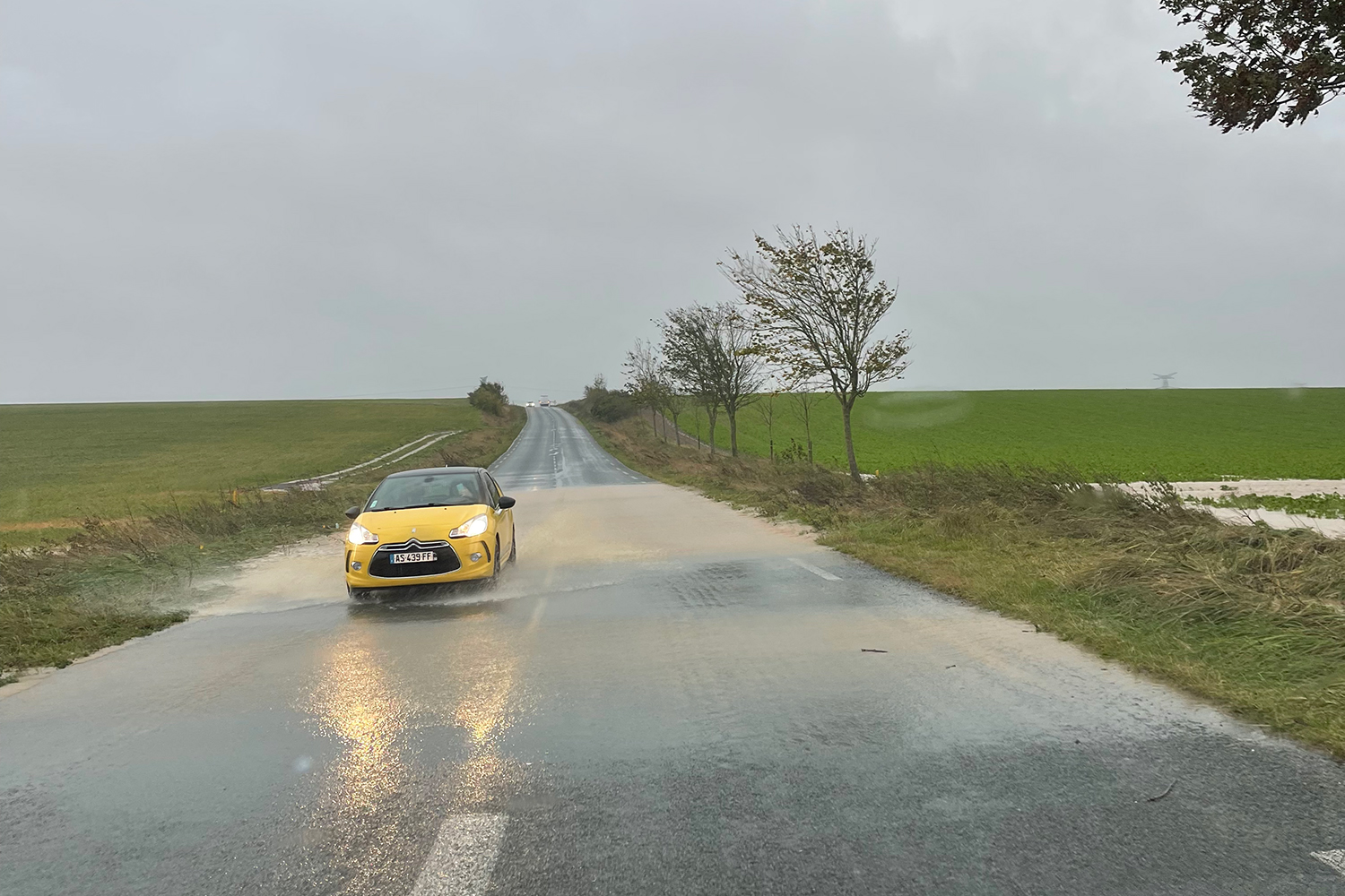 Voiture sur route inondée