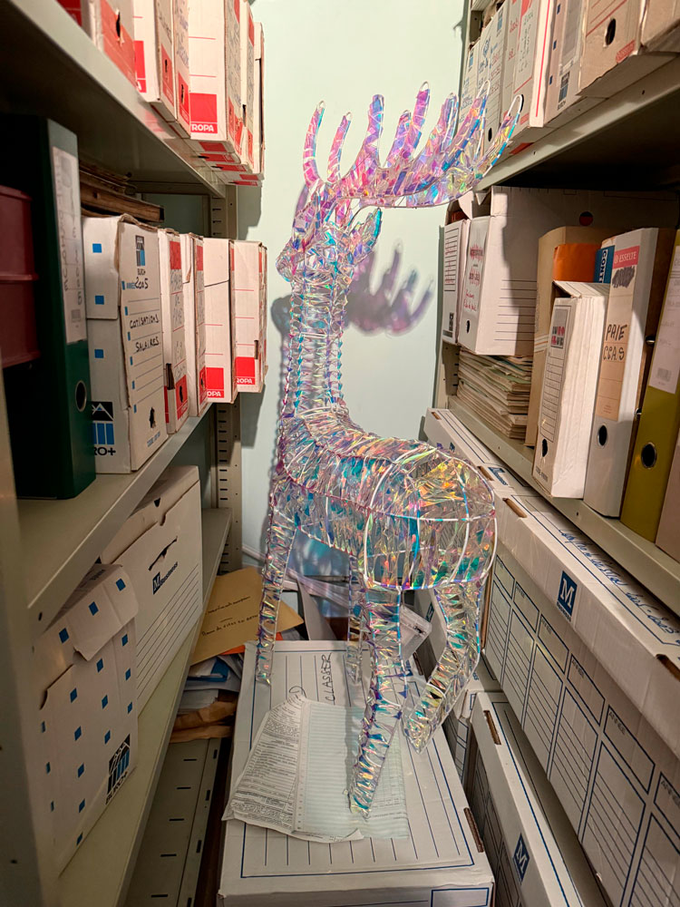 Décoration de Noël renne dans un local d'archives