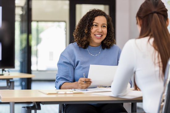 Ressources humaines, personne donnant un document