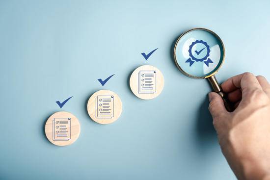 Certification de fichiers, main avec une loupe