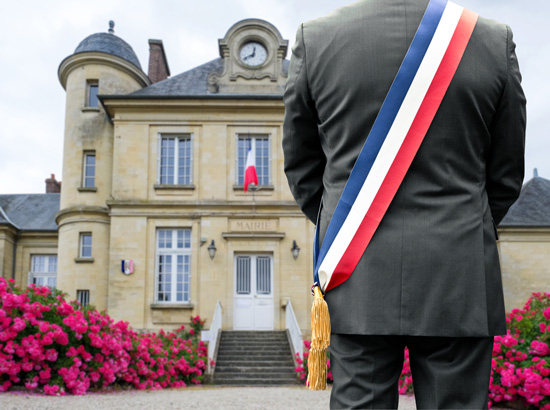 Maire devant une mairie