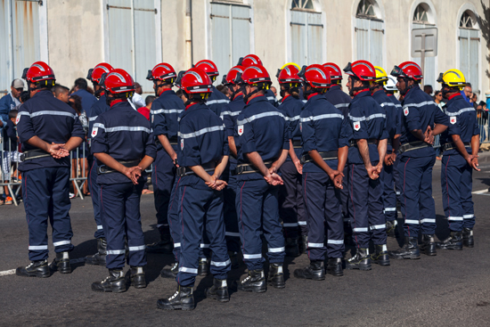 Groupe de pompiers devant une caserne