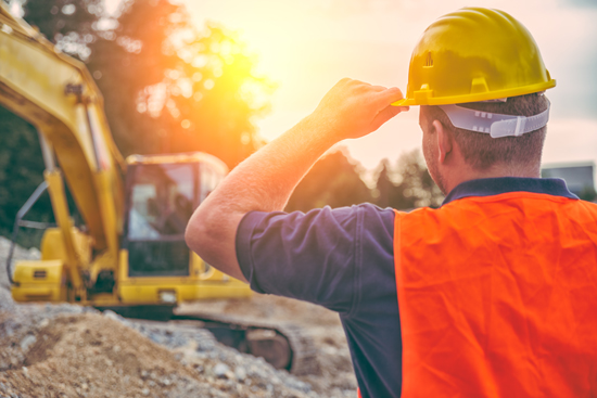 Canicule sur un chantier, ouvrier avec casque