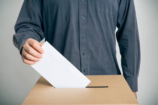 Homme qui vote à l'urne