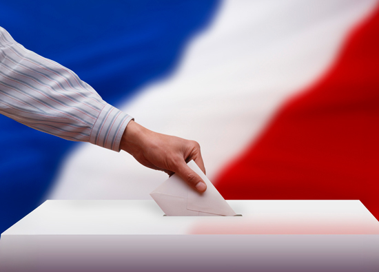 Homme qui vote à l'urne, drapeau de la France