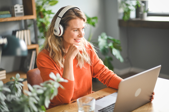 Femme devant un ordinateur participant à une conférence en ligne