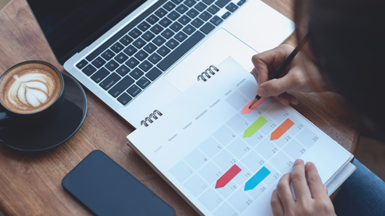 Calendrier avec annotations, ordinateur portable