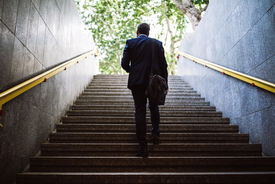 Homme dans les escaliers