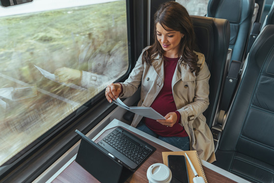 Femme travaillant devant un ordinateur dans un train