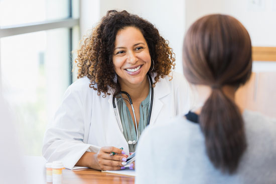 Médecin avec patient