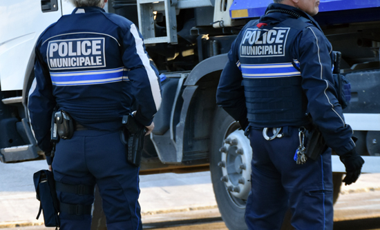 Police municipale devant un camion