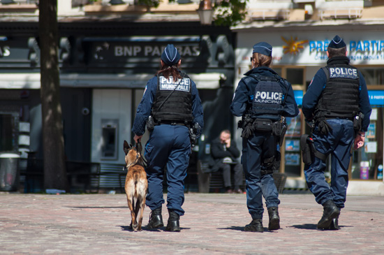 Police municipale dans la rue