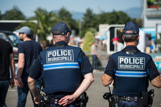 Police municipale dans la rue