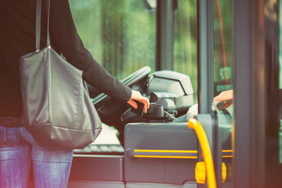 Femme dans un autobus, transports en commun