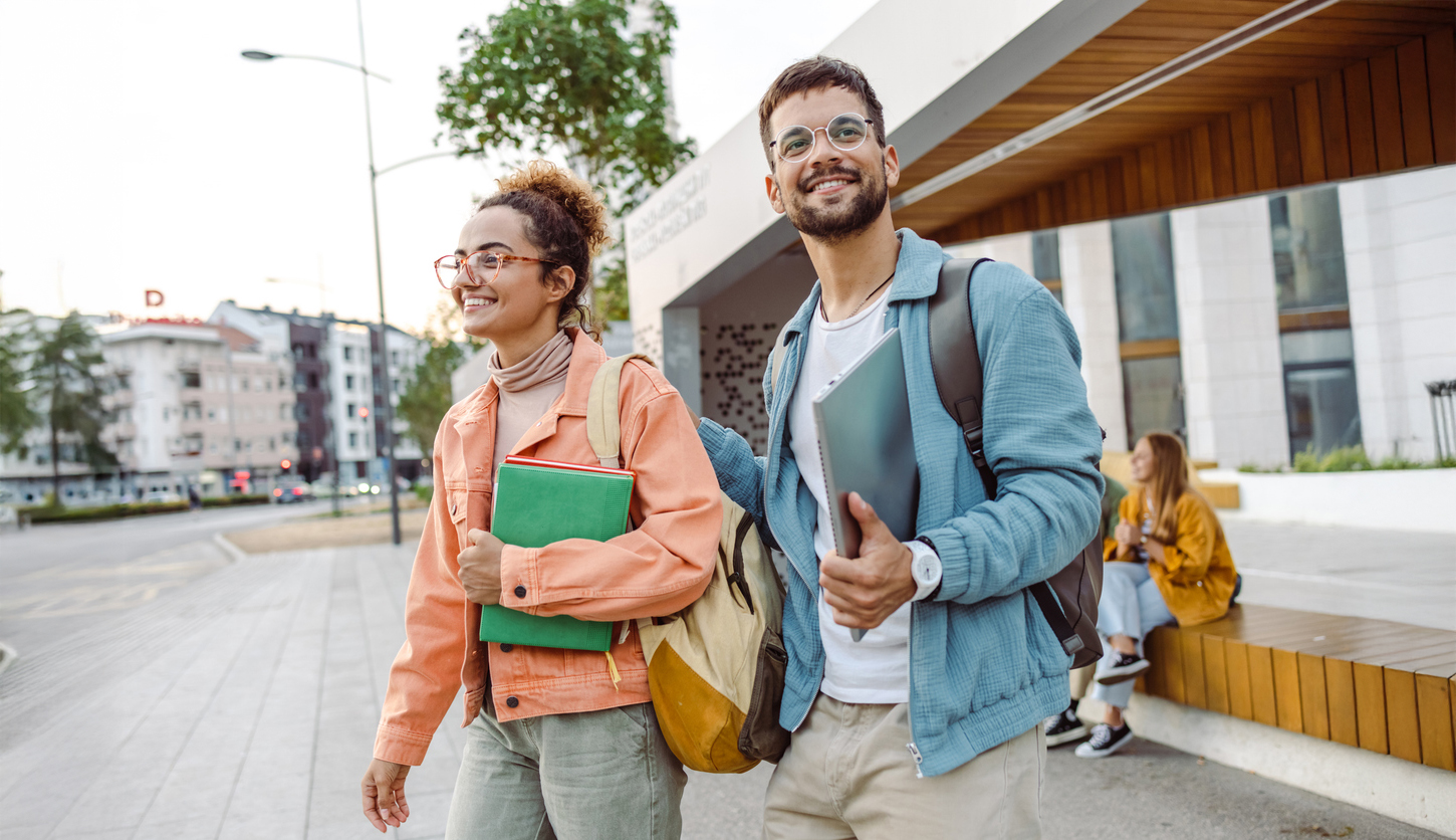 Etudiants marchant en ville
