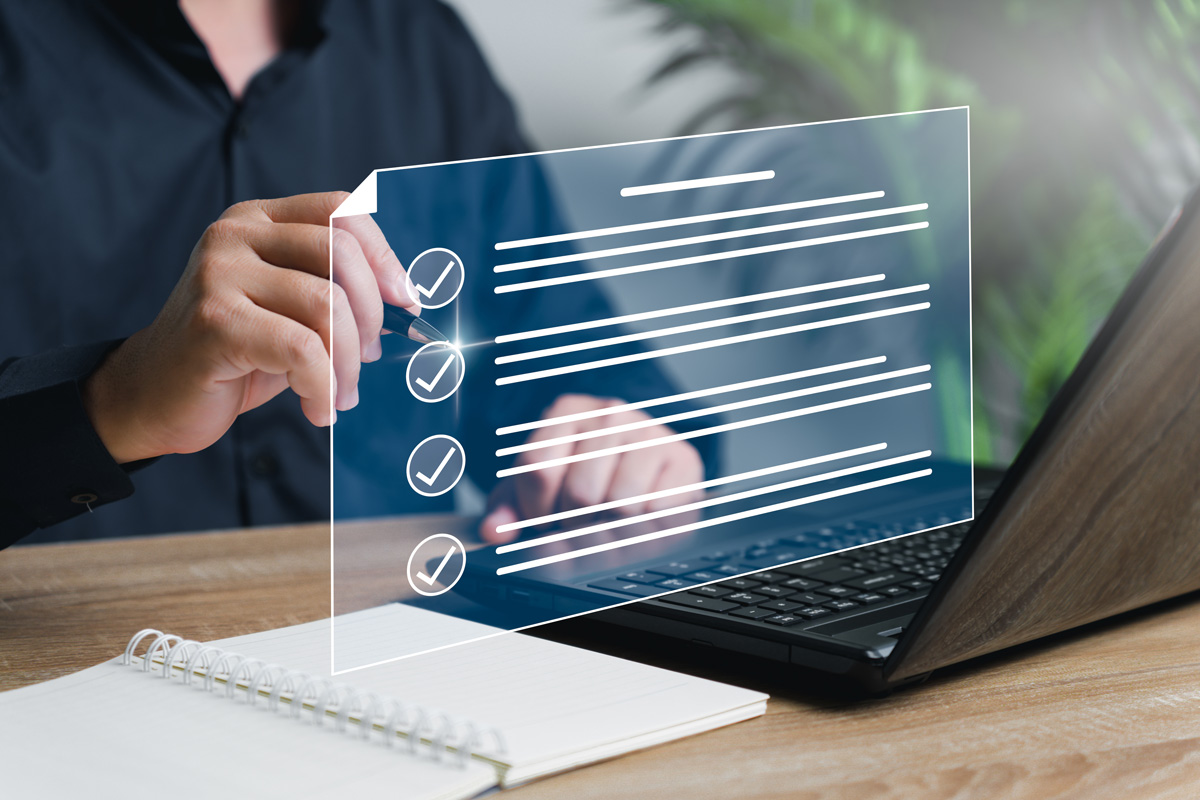 Homme répondant à une enquete, coche une case, ordinateur